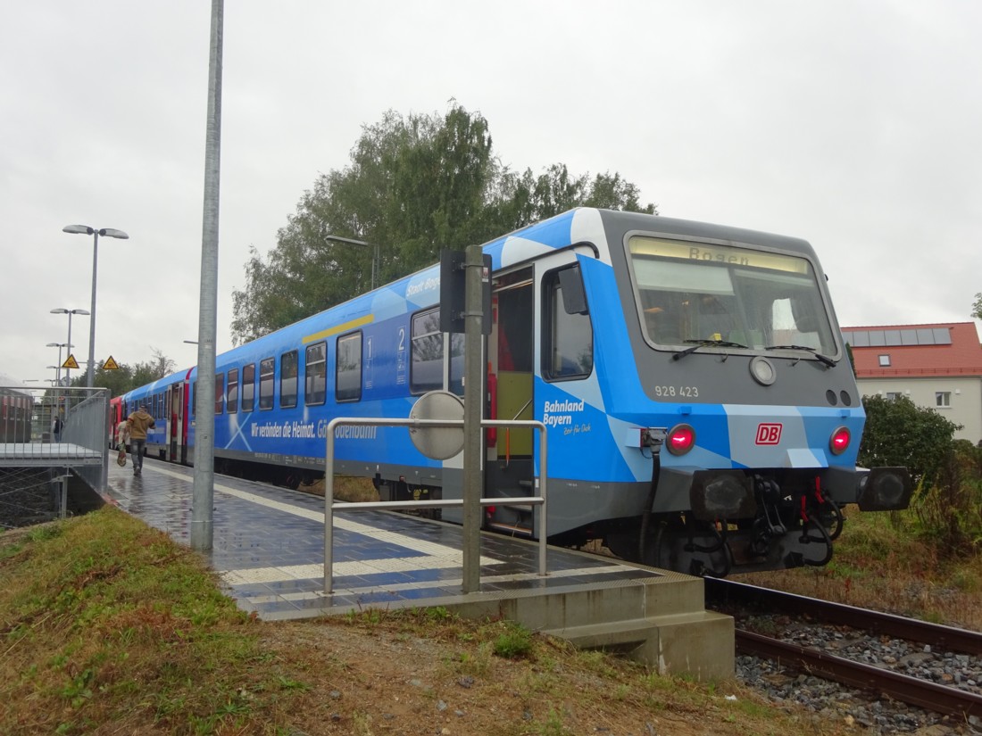 Gäubodenbahn 120 Jahre Bahnhof Bogen, Herbstfest und blauer 628er