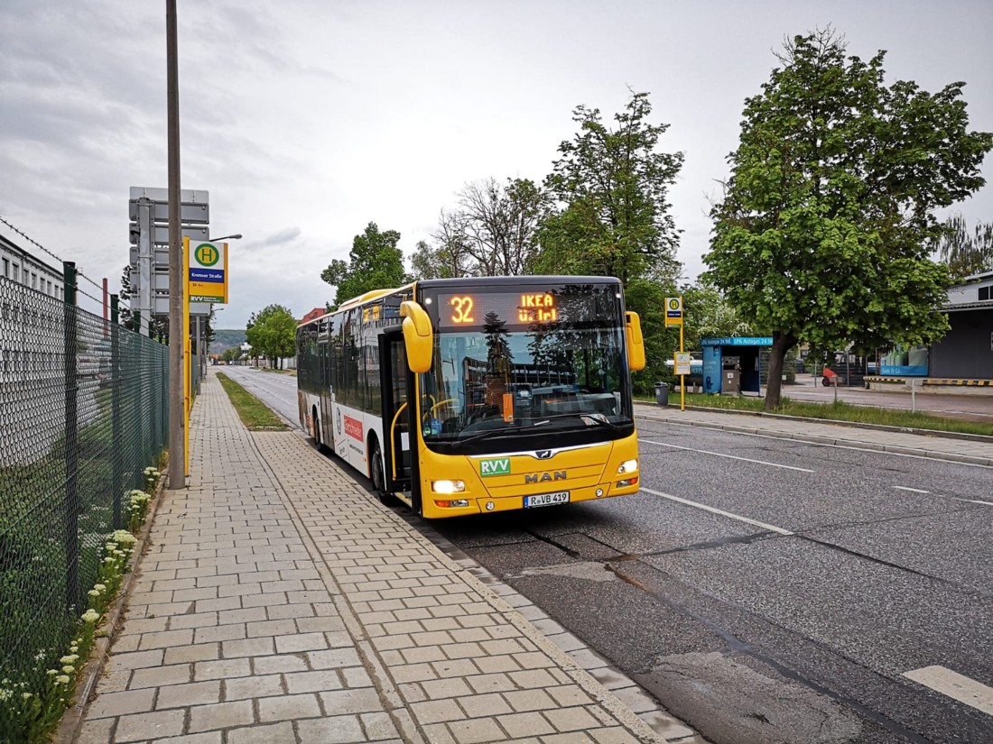 Unterwegs auf der Linie 32 mit einem Bus von das Stadtwerk. Mobilität ...